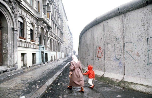 Display the story of berlin wall 22