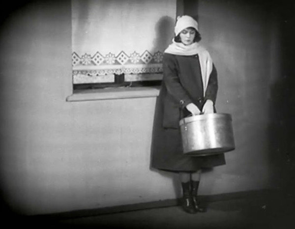 Display_the-girl-with-the-hatbox
